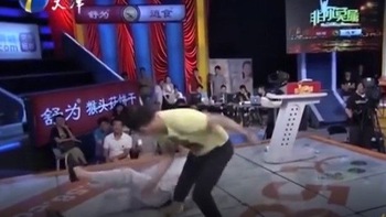 Võ sư Vịnh Xuân 'thể hiện' trên sóng truyền hình bị khách mời hạ gục một nốt nhạc