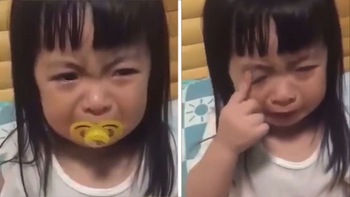 'Cười đau bụng' với bé gái lấy nước bọt giả làm nước mắt khi bị mẹ mắng