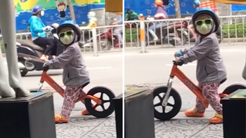 'Cưng xỉu' cô bé Ninja nhí' đang đạp xe dạo thì gặp ngay chỗ... bán đầm đẹp