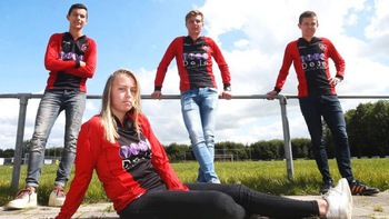 Hà Lan cho nữ đá bóng chuyên nghiệp chung đội với nam