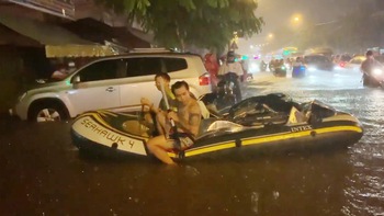 'Chết cười' với nhóm thanh niên phải chèo thuyền về nhà sau cơn mưa lớn tại Sài Gòn đêm qua