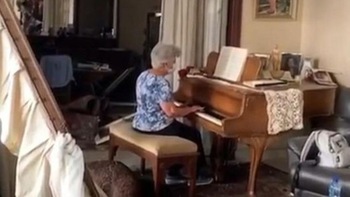 Cụ bà 79 tuổi đàn piano giữa đống đổ nát sau vụ nổ ở Beirut