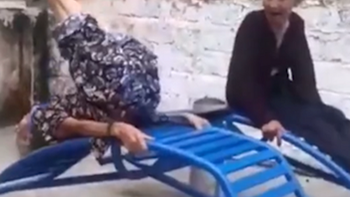 Cháu gái không nhịn được cười khi xem bà 90 tuổi tập eo bụng