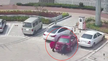 Hai cô gái bị nam tài xế 'chơi khăm' khi định bê ôtô vào chỗ đỗ