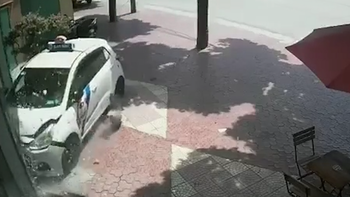 Taxi tông vỡ cửa nhà vì tài xế 'hăng hái' đón khách