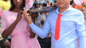 Dàn bê tráp ‘trai Việt – gái Phi’ ở Angola và quà cưới chiếc ghế tình yêu