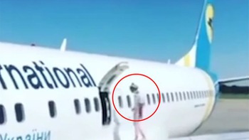 Nữ hành khách mở cửa thoát hiểm đi dạo trên cánh máy bay để 'hóng mát'