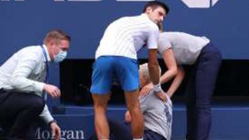 Djokovic bị loại vì đánh bóng trúng nữ trọng tài tại Mỹ Mở rộng