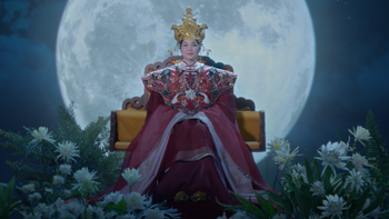 Thanh Hằng trở lại với hình ảnh quyền lực của Thái hậu Dương Vân Nga
