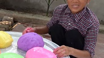 Mẹ con bà Tân Vlog gây tranh cãi với loạt video 'nhuộm màu' đồ ăn