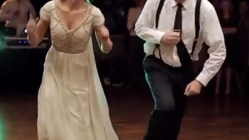 Hai bố con nhảy vũ điệu 'cực chất' trong đám cưới, cả hôn trường đứng dậy vỗ tay