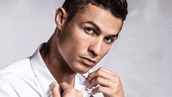 Cristiano Ronaldo mặc đồ bộ như... bà ngoại khi đi nghỉ mát