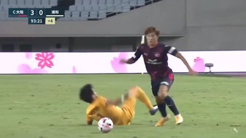Thủ môn Nhật ngã ngửa khi lừa bóng bị đối phương bắt bài ghi bàn