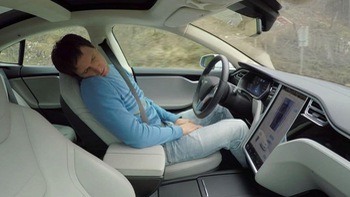 Để ô tô tự động lái trên cao tốc, tài xế lăn ra ngủ ngon lành