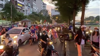 Ôtô 'chôn chân' vì bị chặn đầu bởi trăm xe máy đi ngược chiều ở Hà Nội