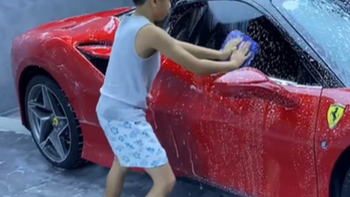 Mới 10 tuổi, con trai Hà Hồ đã biết phụ ba rửa siêu xe tại biệt thự riêng