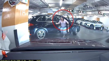 Nữ tài xế quên kéo phanh tay khiến xế hộp gãy gập cửa