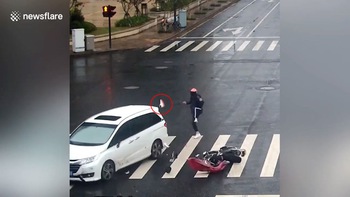 Thanh niên chạy xe máy bị ôtô tông văng giày