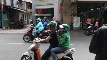 Wowy xin cầm lái khi thấy nữ GrabBike mệt lả vì say nắng