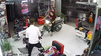 Cô gái giật mình bốc đầu xe máy lao vào tiệm tóc