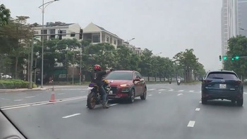 Thanh niên chạy môtô quyết ép lùi ôtô đi ngược chiều ở Hà Nội