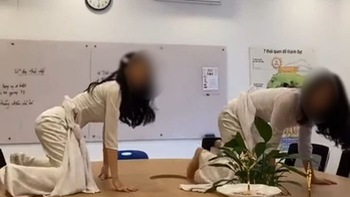 Nữ sinh 'bò lổm ngổm' trong phòng họp giáo viên, nam sinh đánh bài cạo đầu nham nhở: Ôi trời 'nhất quỷ nhì ma'!