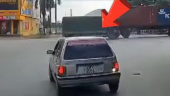 Ôtô dán khẩu hiệu ‘an toàn giao thông’ nhưng lại vượt đèn đỏ