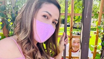 Lê Quang ngồi xe lăn mừng sinh nhật vợ qua hàng rào bệnh viện