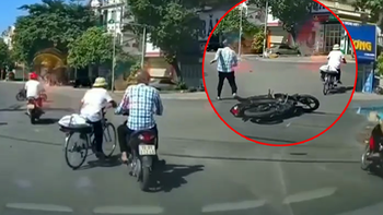 Chàng trai nhảy khỏi xe máy trước cú tạt đầu của 'ông chú' xe đạp