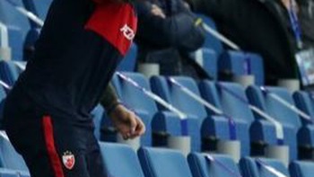 HLV Europa League ăn thẻ đỏ, vẫn 'chơi lầy' chỉ đạo từ khán đài