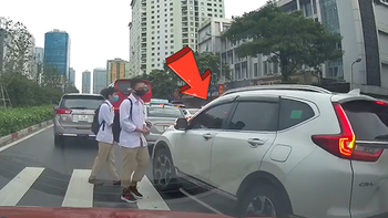 Ôtô 'cướp đường' với người đi bộ ở Hà Nội