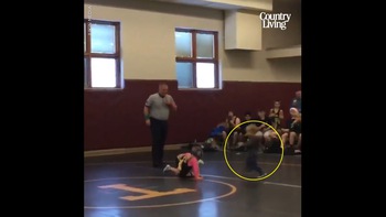 Bé trai lao vào sàn đấu bảo vệ chị gái khi bị đối phương quật ngã