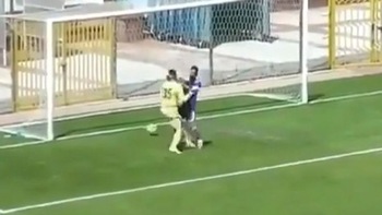 Pha ăn mừng thảm họa của đồng đội khiến thủ môn bắt penalty ôm hận