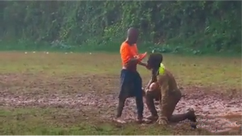 Đội trưởng vén áo lau mặt cho thủ môn sau pha bóng dính đầy bùn đất