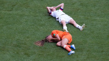 Nữ cầu thủ ôm hận vì pha lao ra khó đỡ của thủ môn