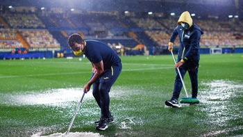 Bóng đá châu Âu cũng khổ vì mưa bão