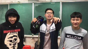 Nhóm nam sinh đọc rap 'Một con vịt xòe hai cái cánh' siêu ngầu