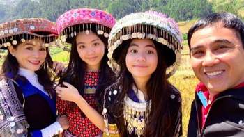 Con gái Quyền Linh khoe vẻ đẹp 'chuẩn hậu' khi đứng chụp cùng bố mẹ