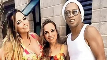 Ronaldinho từng khốn khổ khi cưới một lúc hai vợ