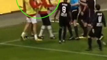 Cầu thủ dự bị lĩnh thẻ đỏ vì phá bóng giúp thủ môn