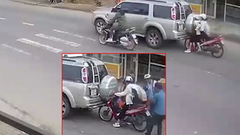 Hai nữ sinh cắm chặt xe máy vào đuôi ôtô