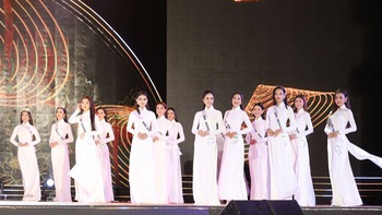 Top 30 Miss Tourism 'mất điểm' diễn trang phục dân tộc với giày cao gót