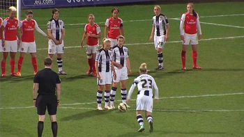 Nữ cầu thủ vờ cãi nhau để lừa đối phương, sút phạt ghi bàn