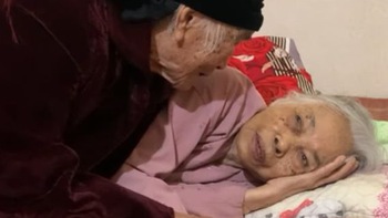 Cụ bà 99 tuổi xoa bóp tay, động viên em gái 93 tuổi bị ốm