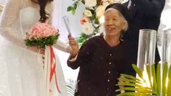 Chú rể bật khóc khi bà nội trao quà cưới
