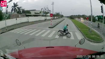 Nam thanh niên vứt xe máy khi thấy container lao về phía mình