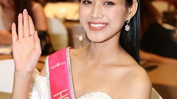 Hoa hậu Đỗ Thi Hà để mặt mộc, đeo kính cận cúng bái Tổ tiên