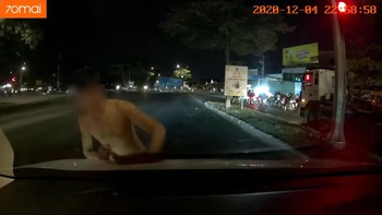 Tài xế ôtô ngạc nhiên khi dừng đèn đỏ được thanh niên tới lau kính