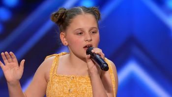 Bé gái 12 tuổi thi hát khiến khán giả phải đứng dậy reo hò