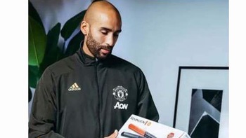 Manchester United đưa cầu thủ trọc đầu quảng cáo máy duỗi tóc